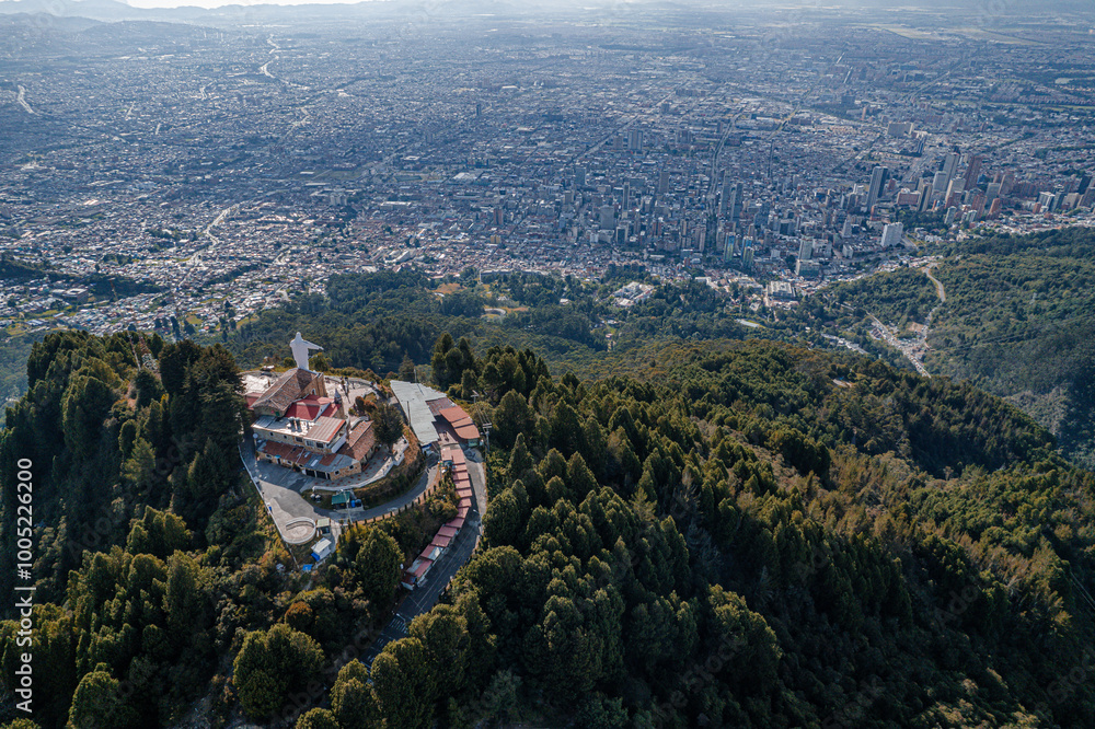 Vista aérea de los cerros de Monserrate y Guadalupe que rodean la ciudad de Bogotá.