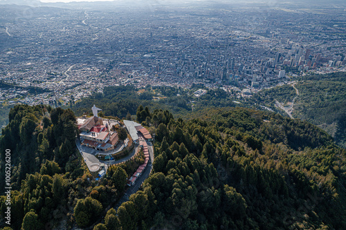 Obraz na płótnie Vista aérea de los cerros de Monserrate y Guadalupe que rodean la ciudad de Bogotá. w salonie