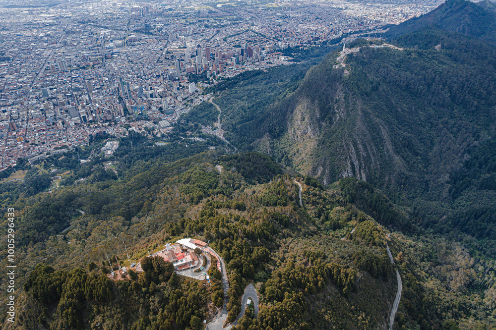 Vista aérea de los cerros de Monserrate y Guadalupe que rodean la ciudad de Bogotá.