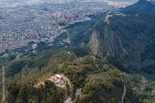 Obraz na płótnie Vista aérea de los cerros de Monserrate y Guadalupe que rodean la ciudad de Bogotá. w salonie