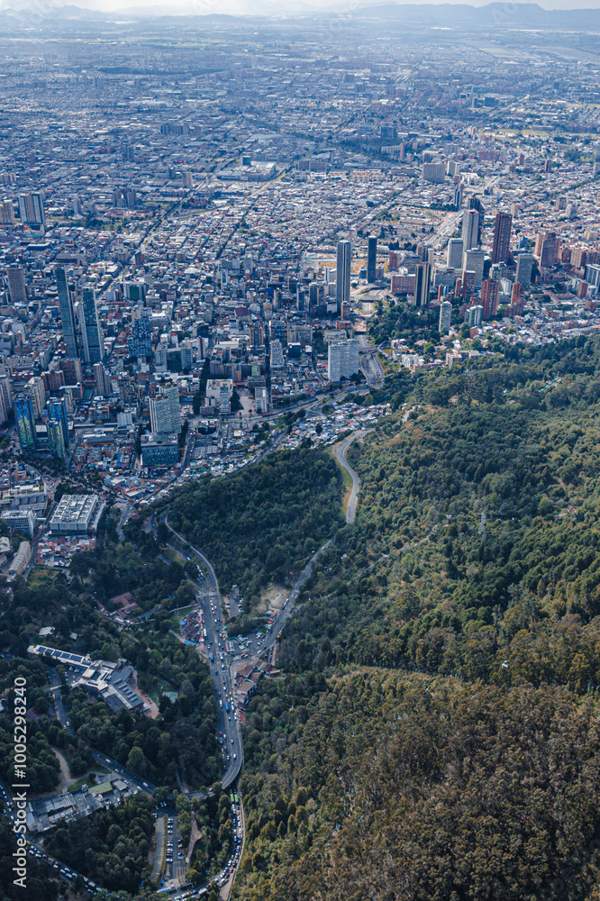 Vista aérea de los cerros de Monserrate y Guadalupe que rodean la ciudad de Bogotá.