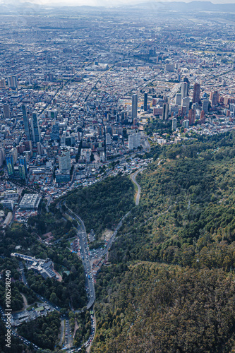 Obraz na płótnie Vista aérea de los cerros de Monserrate y Guadalupe que rodean la ciudad de Bogotá. w salonie