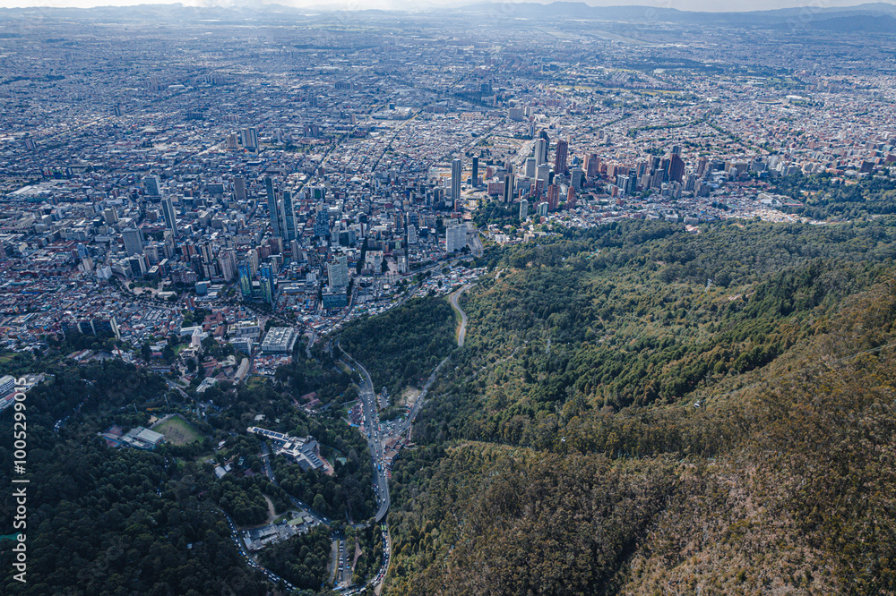 Vista aérea de los cerros de Monserrate y Guadalupe que rodean la ciudad de Bogotá.