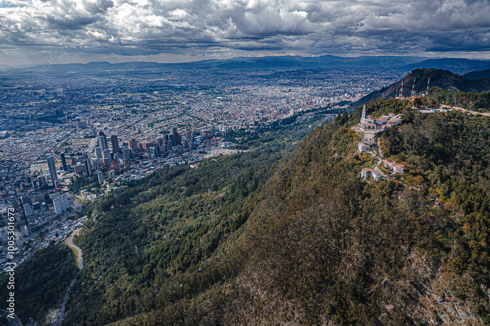 Vista aérea de los cerros de Monserrate y Guadalupe que rodean la ciudad de Bogotá.