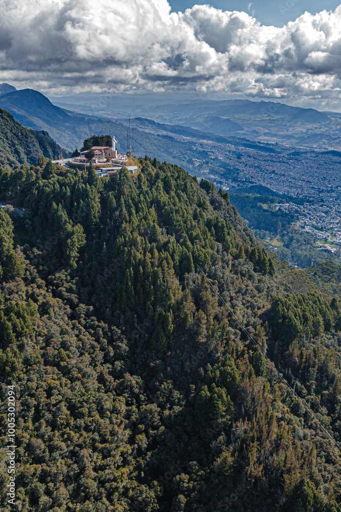 Vista aérea de los cerros de Monserrate y Guadalupe que rodean la ciudad de Bogotá.