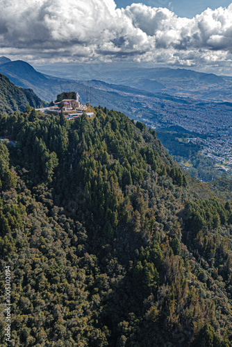 Obraz na płótnie Vista aérea de los cerros de Monserrate y Guadalupe que rodean la ciudad de Bogotá. w salonie