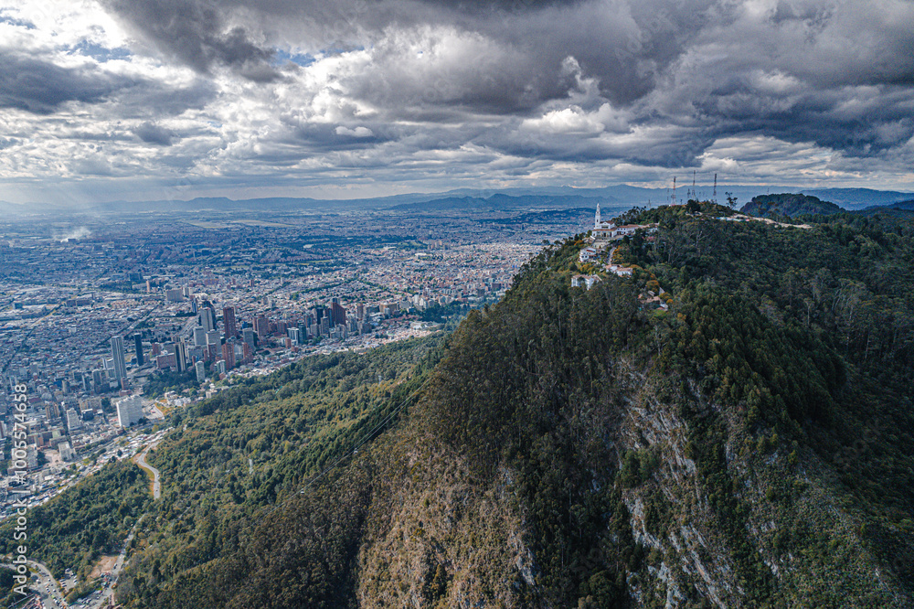 Vista aérea de los cerros de Monserrate y Guadalupe que rodean la ciudad de Bogotá.