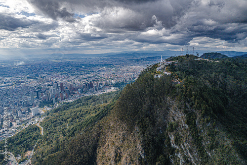 Obraz na płótnie Vista aérea de los cerros de Monserrate y Guadalupe que rodean la ciudad de Bogotá. w salonie