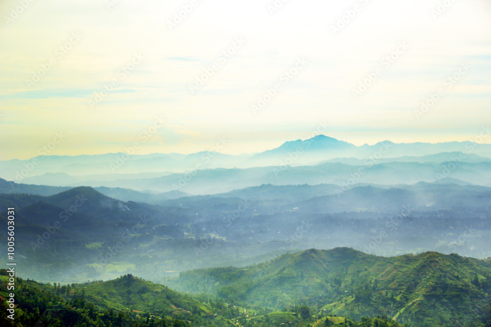 Obraz premium Beautiful mountains through thick fog - Central Sri Lanka