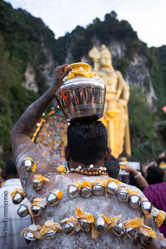 Canvas Print Hindu Devotees take part in the Thaipusam festival in Batu caves, Malaysia