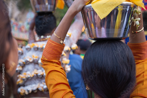 Canvas Print Hindu Devotees take part in the Thaipusam festival in Batu caves, Malaysia