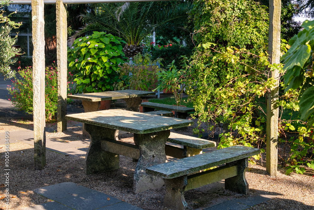 schöne Sitzgruppe in einem Park schöne Sitzgruppe in einem Park