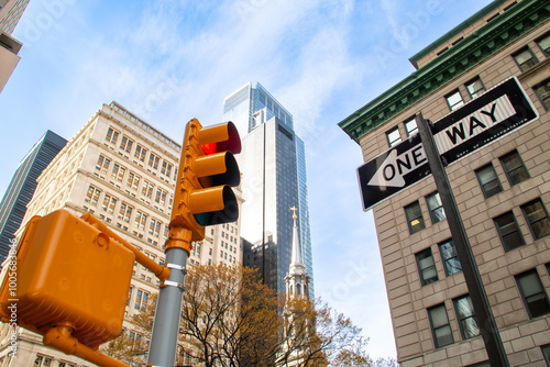 Semáforo y señal de tráfico de sentido único entre Broadway y Park Row, Nueva York, EE.UU. Paisaje urbano con rascacielos al sur de la isla de Manhattan.