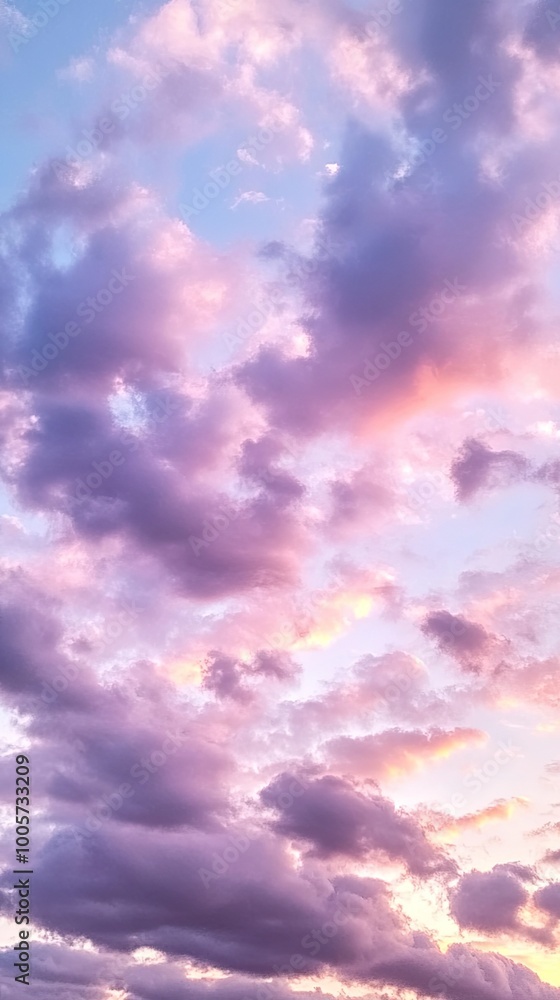 Obraz premium Beautiful sky with soft pink and purple clouds at sunset, creating a serene and calming atmosphere for relaxation and inspiration.