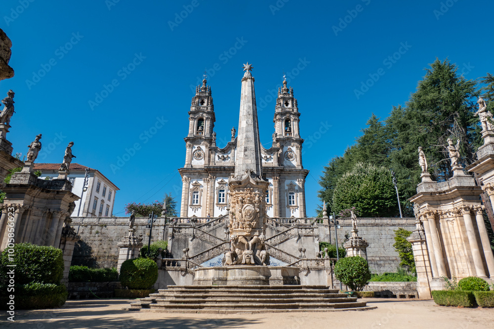 Obelisco religioso no santuário de Nossa Senhora dos Remédios em Lamego, com a Catedral de Nossa Senhora dos Remédios mais atrás em Portugal Obelisco religioso no santuário de Nossa Senhora dos Remédios em Lamego, com a Catedral de Nossa Senhora dos Remédios mais atrás em Portugal
