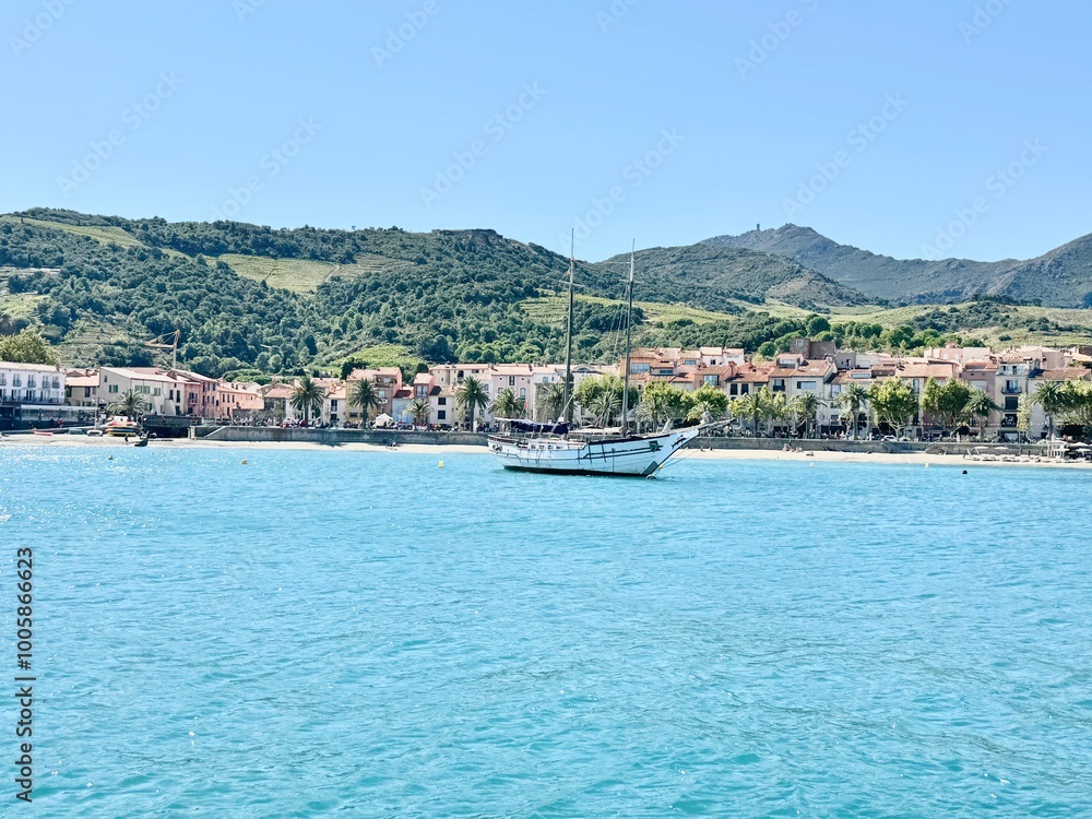 View of the Mediterranean coast from the village of Collioure.
View of the Mediterranean coast from the village of Collioure.