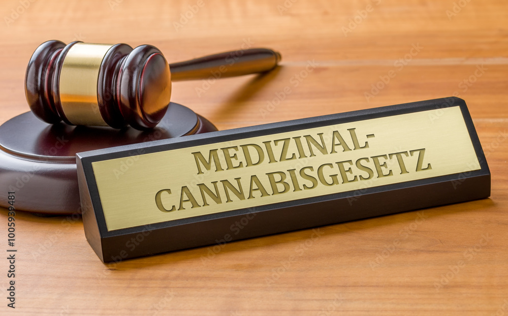 Tischaufsteller mit Richterhammer - MedizinalCannabisgesetz Tischaufsteller mit Richterhammer - MedizinalCannabisgesetz