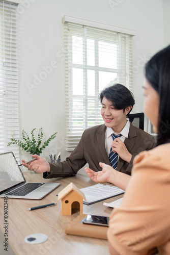 Wallpaper Mural Real Estate Consultant Presenting Property Options in Client Meeting Torontodigital.ca