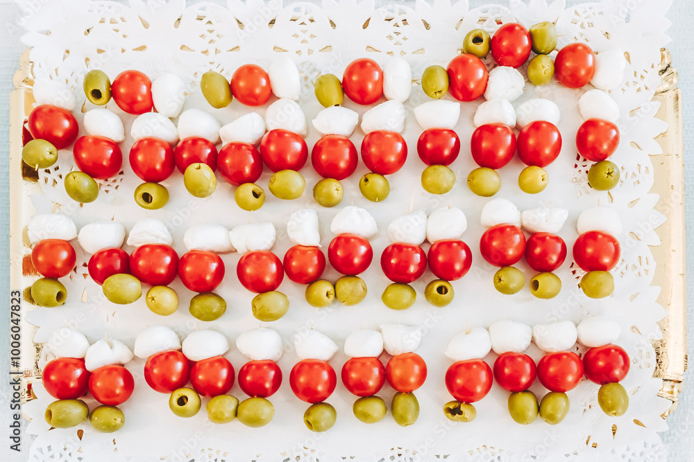 Brochette fraîches avec des tomates cerise mozzarella et olives vertes sur une table de buffet