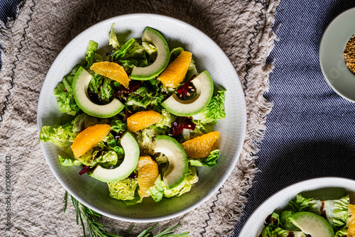 Salade composée avec salade verte oranges et avocat - Menu végétarien sain photo