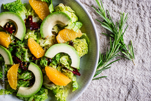 Salade composée avec salade verte oranges et avocat - Menu végétarien sain