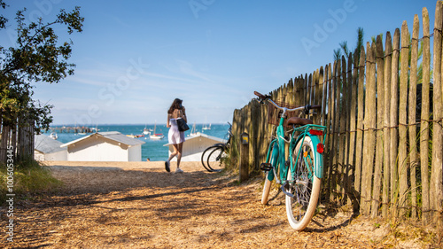 Vieux vélo et touriste au bord de la mer en Bretagne sur les plages de France.