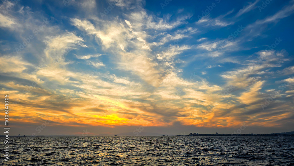 Obraz premium A wide angle sunset view