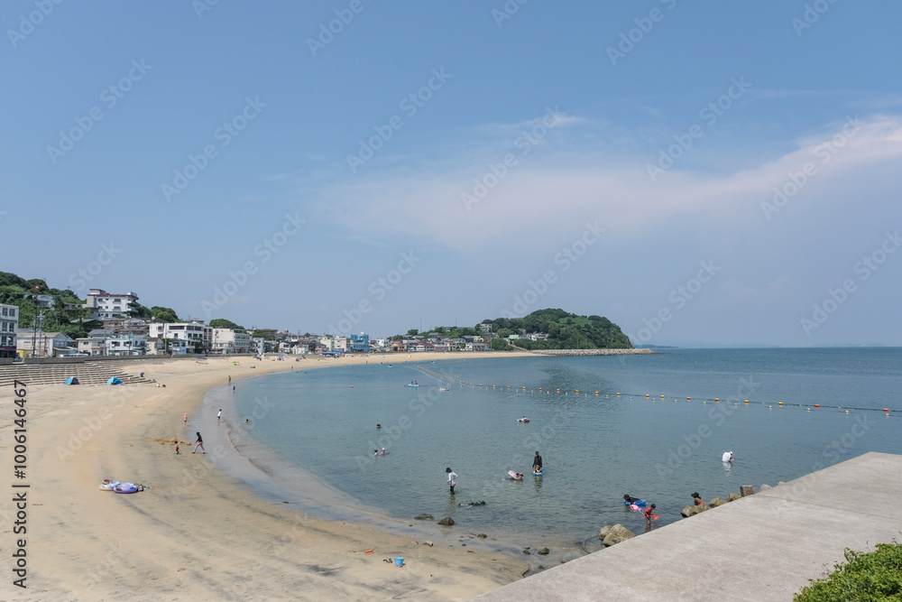 Obraz premium 海水浴の人々で賑わう篠島海水浴場