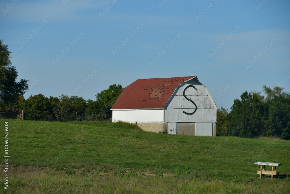 Fototapeta premium Barn in a Farm Field