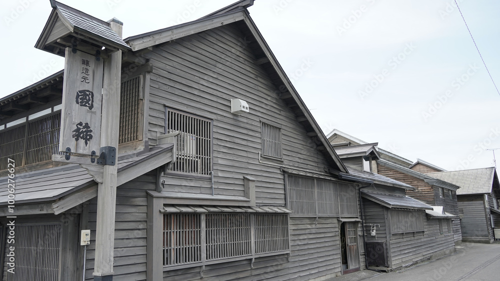 北海道の増毛にある最北の酒蔵・国稀酒造株式会社の歴史を感じる建物