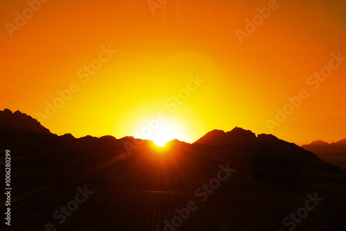Фотография the sun sets over the mountains in the desert