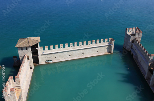 Hafenbecken der Burg mit flachen Guelfenzinnen, Scaligerburg, Castello Scaligero, in Sirmione, Wasserburg am Südufer des Gardasee, Provinz Brescia, Lombardei, Italien photo