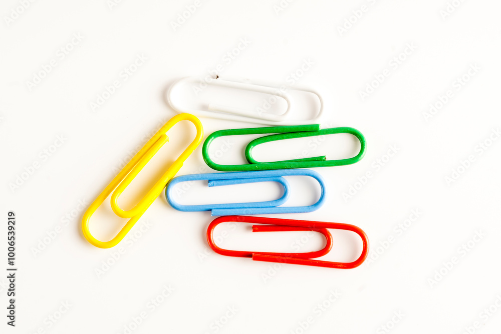 Clips de papel sobre un fondo blanco, primer plano Clips de papel sobre un fondo blanco, primer plano