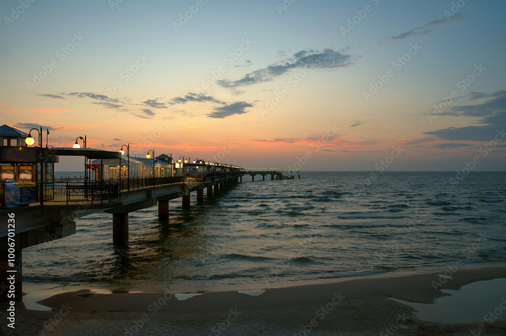 Seebrücke mit Sonnenuntergang am Strand von Misdroy (Międzyzdroje) an der polnischen Ostseeküste Seebrücke mit Sonnenuntergang am Strand von Misdroy (Międzyzdroje) an der polnischen Ostseeküste
