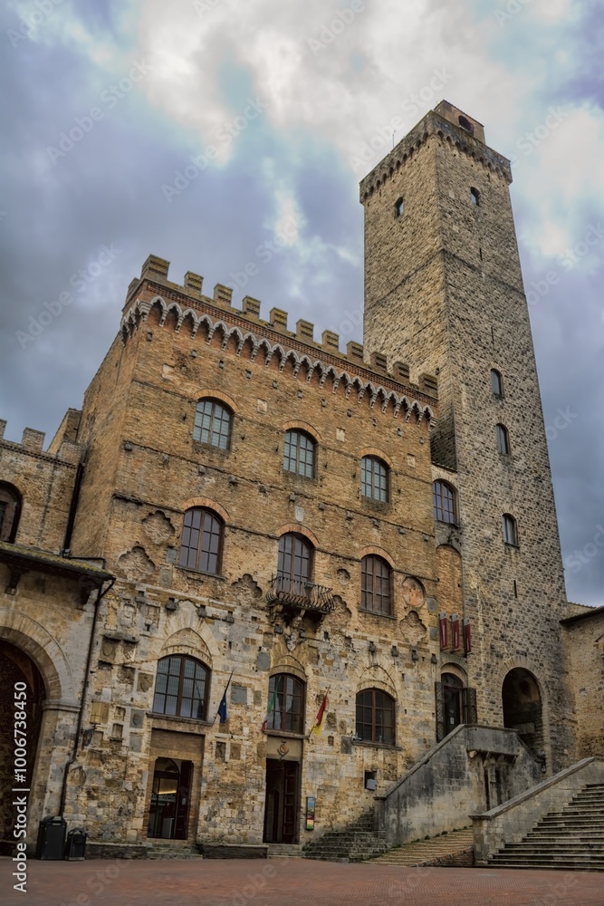 san gimignano, italien - 07.02.2024 - palazzo del popolo an der piazza del duomo san gimignano, italien - 07.02.2024 - palazzo del popolo an der piazza del duomo