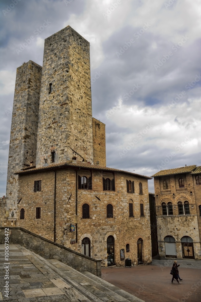 san gimignano, italien - 07.02.2024 - palazzo paltoni salvucci mit zwillingstürmen
