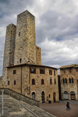 Obraz na płótnie san gimignano, italien - 07.02.2024 - palazzo paltoni salvucci mit zwillingstürmen w salonie