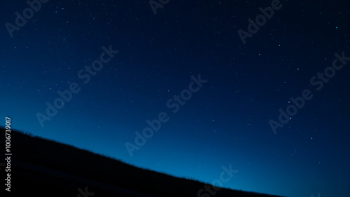 丘の上のカシオペア座と北斗七星