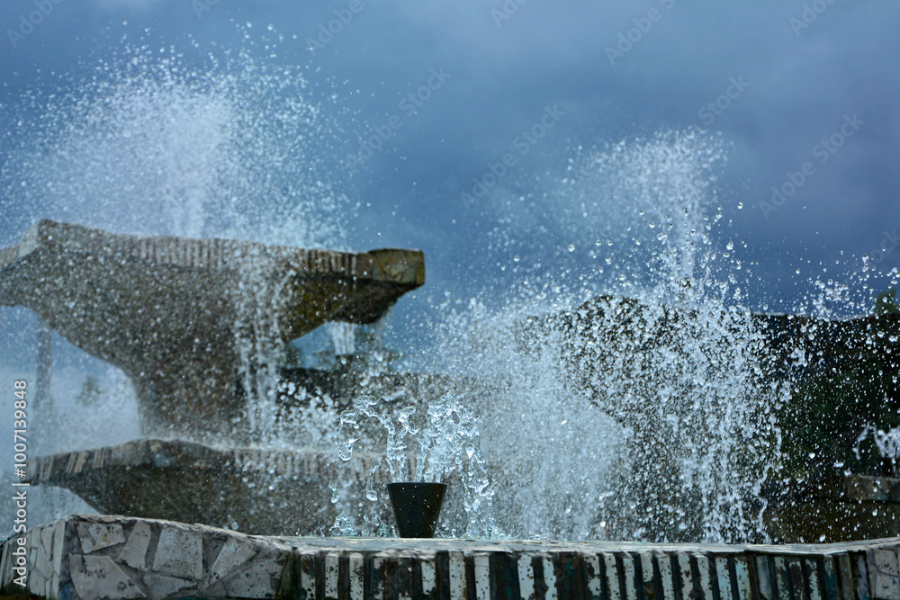 miejskie fontanny na tl burzowego nieba, tryskająca woda z miejskich fontann, city fountains against a stormy sky, water gushing from city fountains