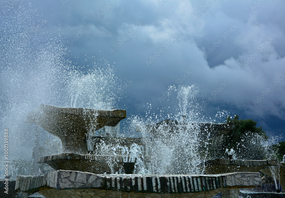 miejskie fontanny na tl burzowego nieba, tryskająca woda z miejskich fontann, city fountains against a stormy sky, water gushing from city fountains