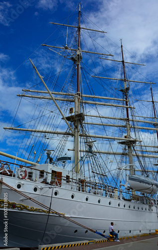 Obraz na płótnie żaglowiec z masztami i olinowaniem, żaglowiec w porcie na tle niebieskiego nieba, Ship Mast and Ropes, ship moored in harbor of coastal town, sailing ship with rigging, Sailing ships moored in harbor w salonie