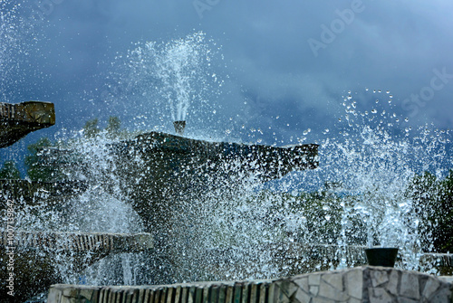 Obraz na płótnie miejskie fontanny na tle burzowego nieba, tryskająca woda z miejskich fontann, city fountains against a stormy sky, water gushing from city fountains
w salonie
