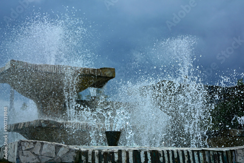 miejskie fontanny na tl burzowego nieba, tryskająca woda z miejskich fontann, city ​​fountains against a stormy sky, water gushing from city fountains
 photo