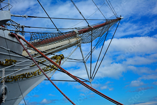 Obraz na płótnie żaglowiec z olinowaniem, dziób żaglowca z linami, bukszpryt, ship moored in harbor of coastal town, details of classic sailling tal ship w salonie