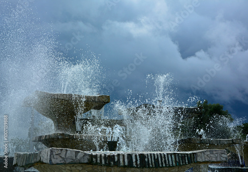 Obraz na płótnie miejskie fontanny na tl burzowego nieba, tryskająca woda z miejskich fontann, city fountains against a stormy sky, water gushing from city fountains
w salonie