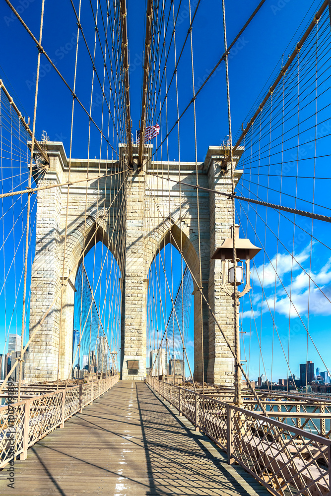 Fototapeta premium The historic Brooklyn Bridge with Manhattan in the background