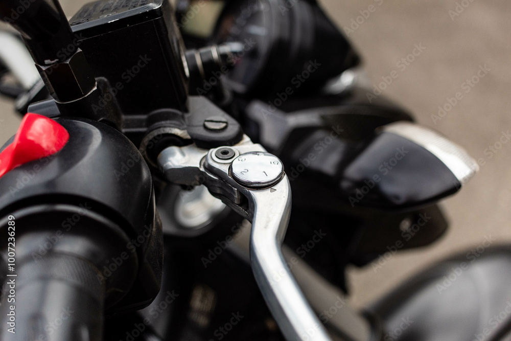 Fototapeta premium Manopla de freio dianteiro moto esportiva feita em aço com regulagem