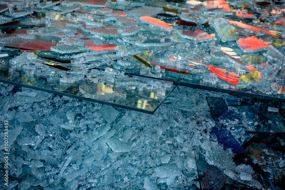 Obraz premium Bruchglas im Recycling Container