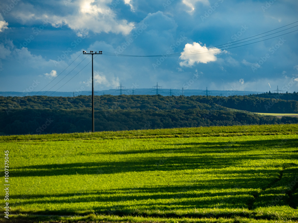 Strommasten einer Überlandleitung und Wolkenhimmel Strommasten einer Überlandleitung und Wolkenhimmel