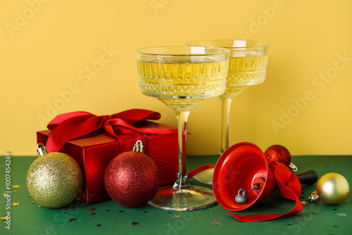 Festive champagne glasses w...